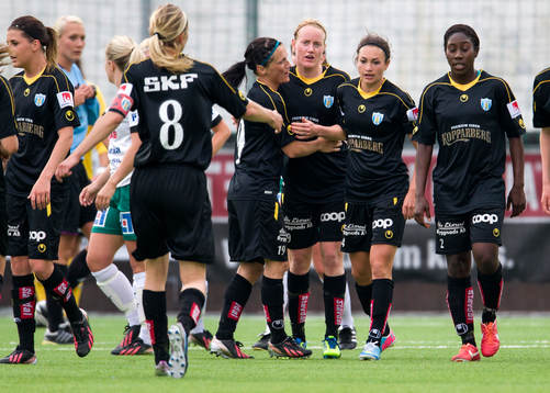 Kopparbergs Göteborg firar 1-0 genom Marie Hammarström