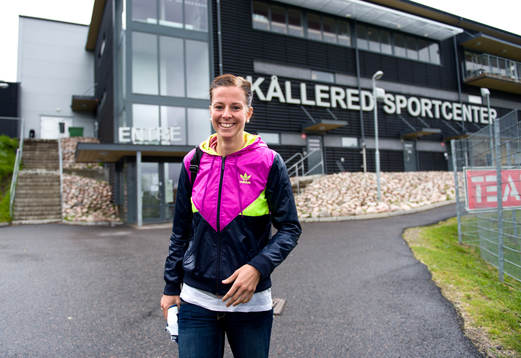 Lotta Schelin utanför Kållered Sportcenter
