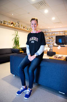 Lotta Schelin i Kållered SKs troférum