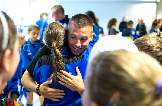 Anton Hysén får en ram av en av spelarna