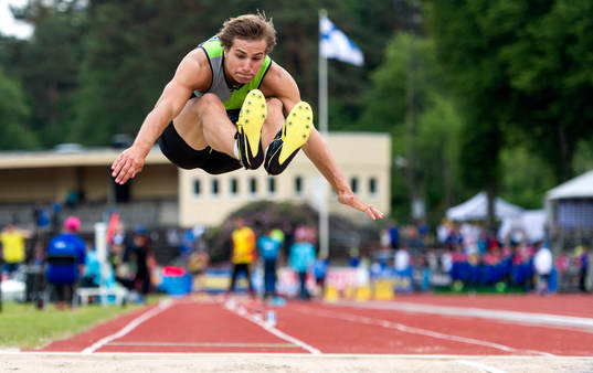 Johan Talèus,  Eskilstuna FI, hoppar i herrarnas längdhopp