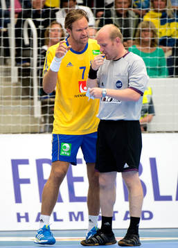 Magnus Jernemyr, Sverige, snackar med domaren