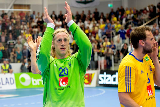 Mikael Appelgren, målvakt, Sverige, tackar publiken