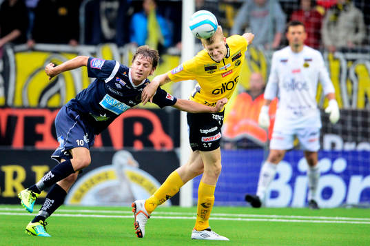 Elfsborgs Tom Söderberg nickar undan bollen framför