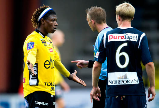 Elfsborgs Mohamed Bangura slår ut med händerna mot domare