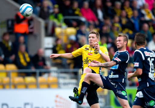 Elfsborgs David Elm och Gefles Alexander Faltsetas hoppar