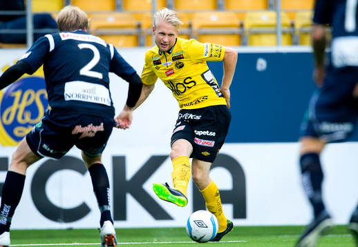 Elfsborgs Johan Larsson passar bollen i