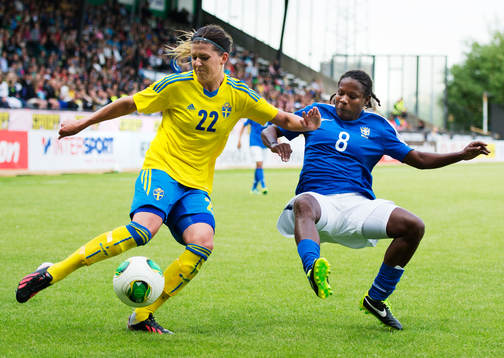 Sveriges Olivia Schough utmanas av Brasiliens Formiga i