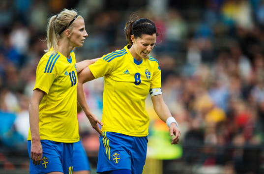 Sveriges Sofia Jakobsson klappar om Lotta Schelin som har