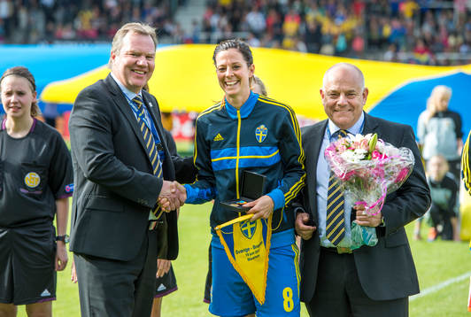 Lotta Schelin tar emot pris för 100 landskamper av