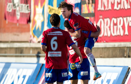 Örgrytes Johan Lundgren hoppar upp i famnen på Richard