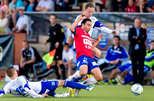 Värnamos Sebastian Göransson glidtacklar Örgrytes