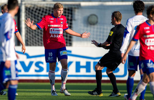 Domaren gestikulerar till Örgrytes Oskar Wallén