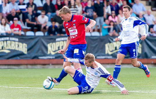 Örgrytes Oskar Wallén glidtacklas av Värnamos Freddy