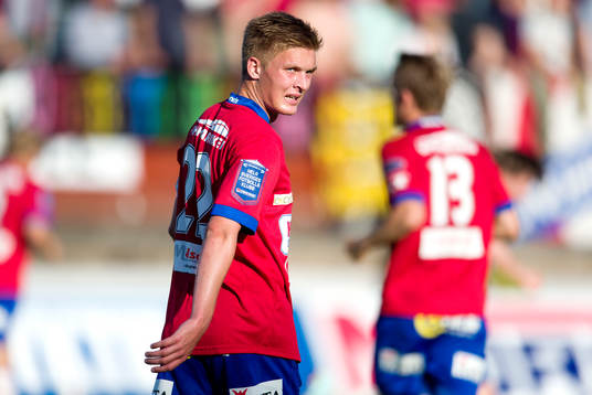Örgrytes Henrik Carlsson tittar över axeln
