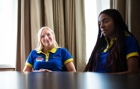 Moa Hjelmer och Irene Ekelund