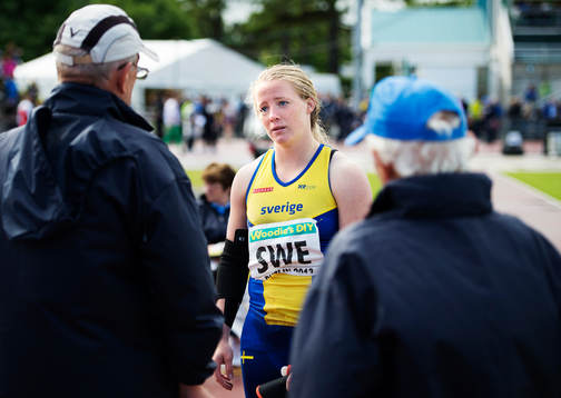 Sveriges Sofi Flinck protesterar mot ett domslut när hon