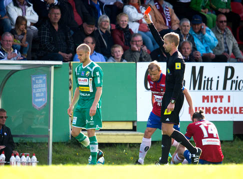 Domare Glenn Nyberg ger rött kort till Ljungskiles Niclas