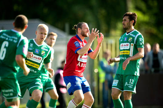Örgrytes Emil Karlsson deppar i matchen mellan Ljungskile