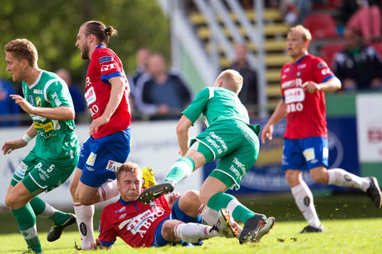 Örgrytes Oskar Wallén grinar illa i matchen mellan