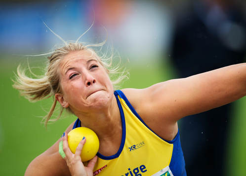 Sveriges Fanny Roos stöter kula