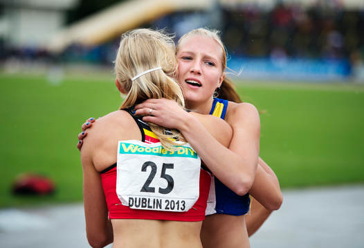 Belgiens Hanne Claes och Sveriges Moa Hjelmer kramar om