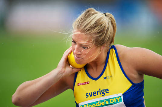 Sveriges Fanny Roos stöter kula