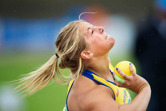 Sveriges Fanny Roos stöter kula