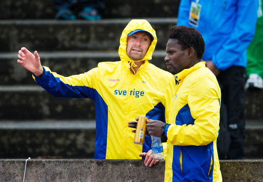 Sveriges Yannick Tregaro coachar Alhaji Jeng