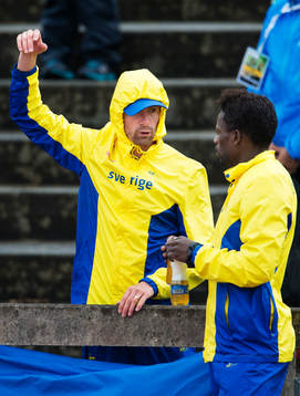 Sveriges Yannick Tregaro coachar Alhaji Jeng