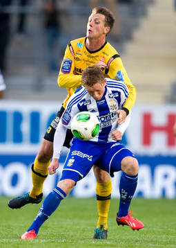 Närkamp mellan Mjällbys Daniel Nilsson och IFK Göteborgs