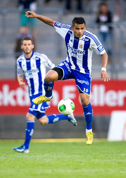 IFK Göteborgs Daniel Sobralense tar ner bollen