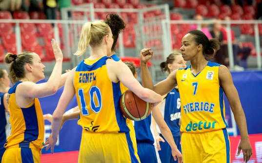 Sveriges Ashley Key och Frida Eldebrink (vänster) jublar