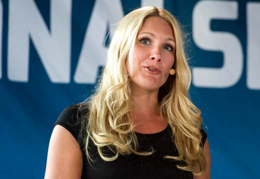 TV4s reporter Anna Brolin håller i presskonferensen