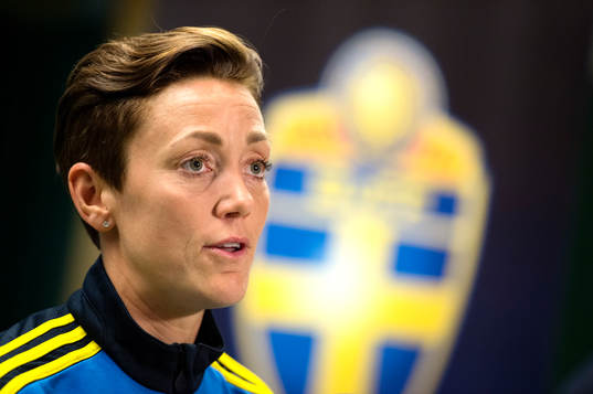 Sveriges Therese Sjögran blir intervjuad