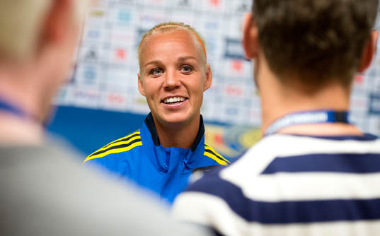 Sveriges Caroline Seger blir intervjuad