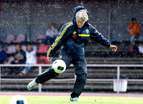 Sveriges förbundskapten Pia Sundhage skjuter mot mål