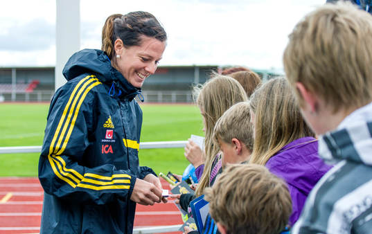 Sveriges Lotta Schelin skriver autografer