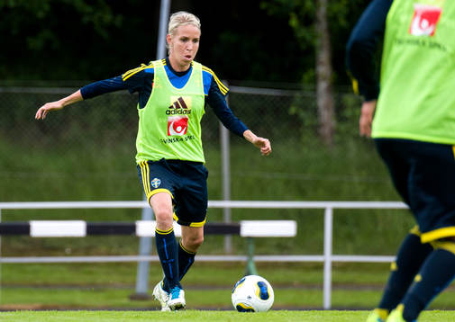 Sveriges Elin Magnusson driver bollen