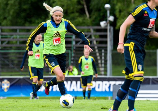 Sveriges Josefine Öqvist driver bollen