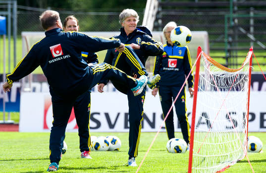 Sveriges förbundskapten Pia Sundhage spelar