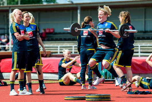 Sveriges Caroline Seger och Therese Sjögran kollar på