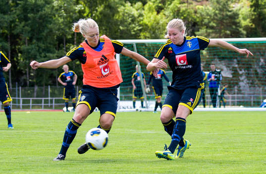 Sveriges Amanda Ilestedt i kamp om bollen med Jenny Hjohlman
