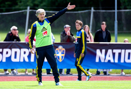 Sveriges förbundskapten Pia Sundhage gestikulerar