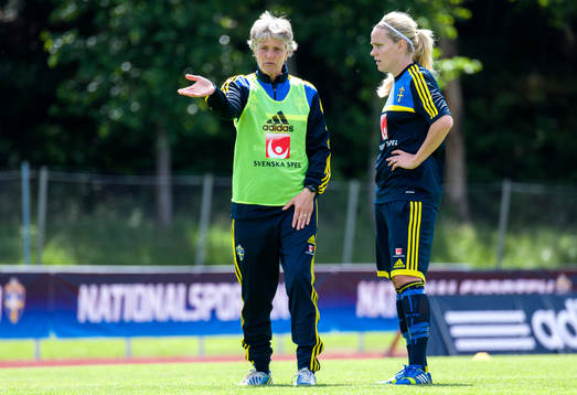 Sveriges förbundskapten Pia Sundhage pratar med Lisa
