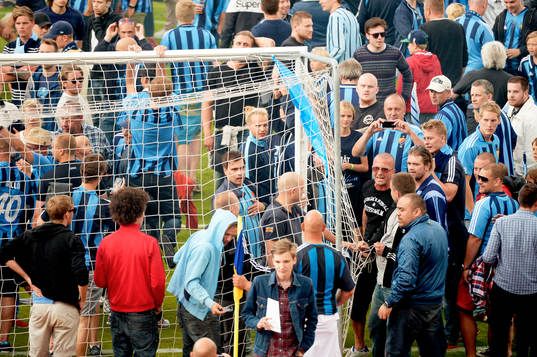 Supportrar rusar in på Stockholms stadion