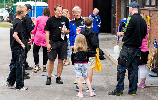 Sveriges förbundskapten Pia Sundhage står och pratar med