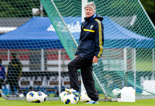 Sveriges förbundskapten Pia Sundhage följer spelet