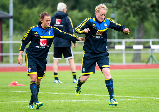 Sveriges Jessica Samuelsson och Marie Hammarström jobbar
