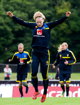 Sveriges målvakt Hedvig Lindahl värmer upp